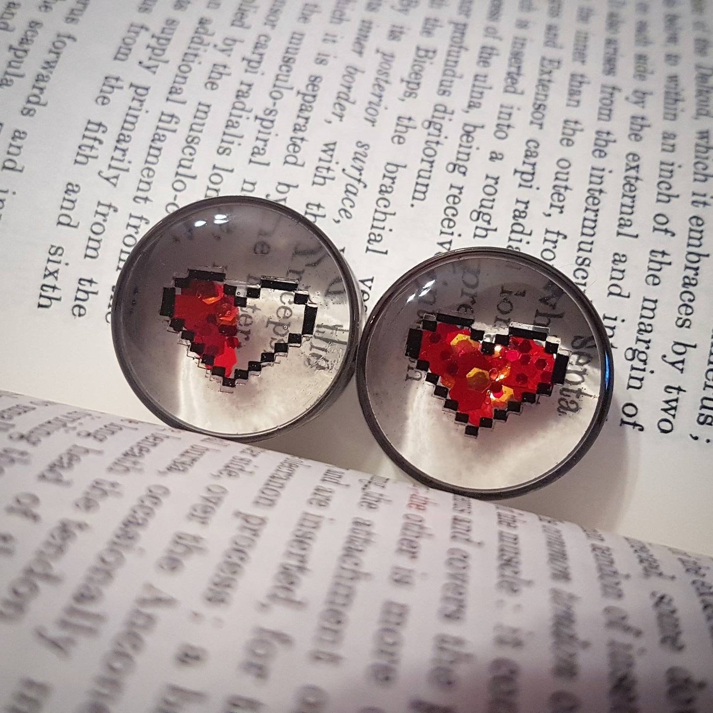 Pair of 8bit glitter heart container plugs for stretched ears in sizes 10mm (00g) and above!